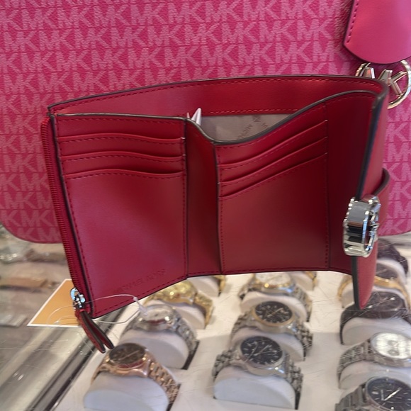 MICHAEL KORS
Carmen Medium Faux Leather Wallet
Bright Red
NWT - Picture 11 of 16